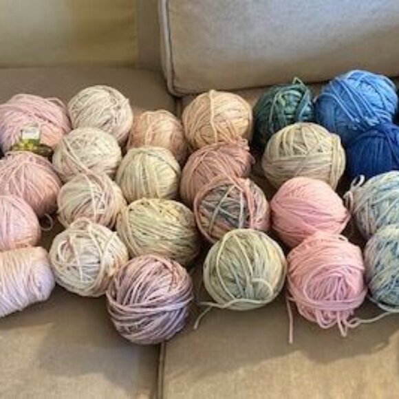 LOT OF 100% WOOL YARN BONANZA - 42 SKEINS - Picture 3 of 6